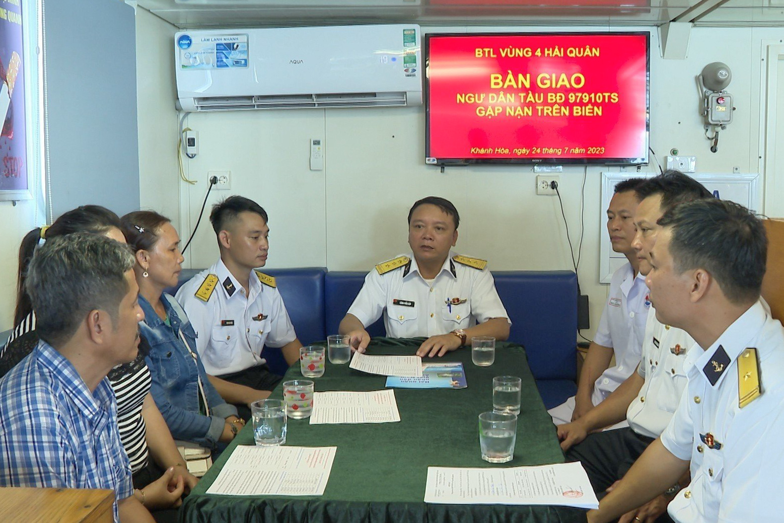 Vùng 4 Hải quân bàn giao ngư dân gặp nạn trên biển cho gia đình và địa phương