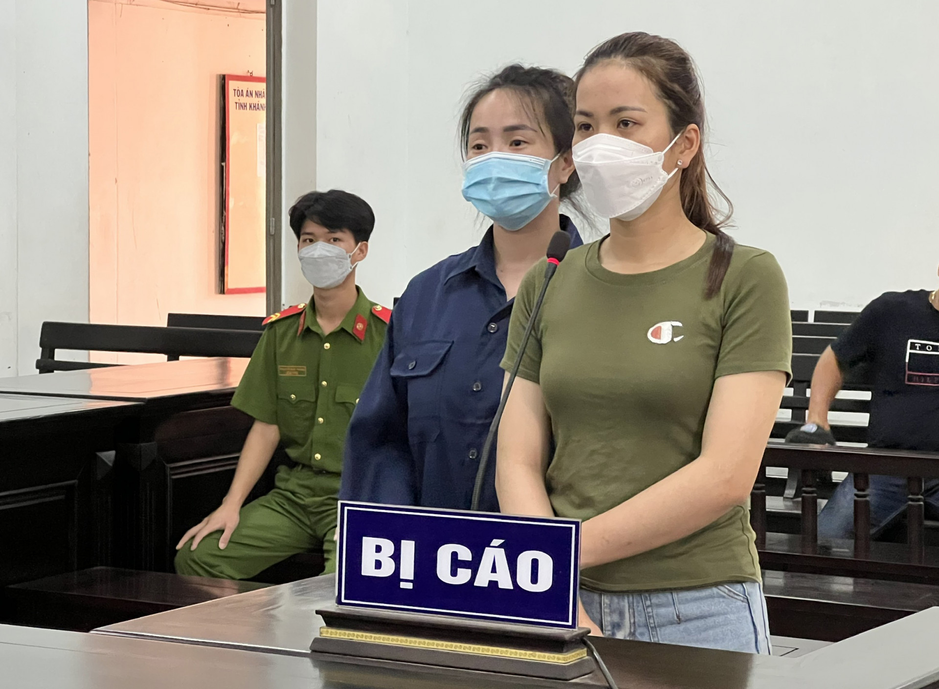 Hai bị cáo tại tòa.