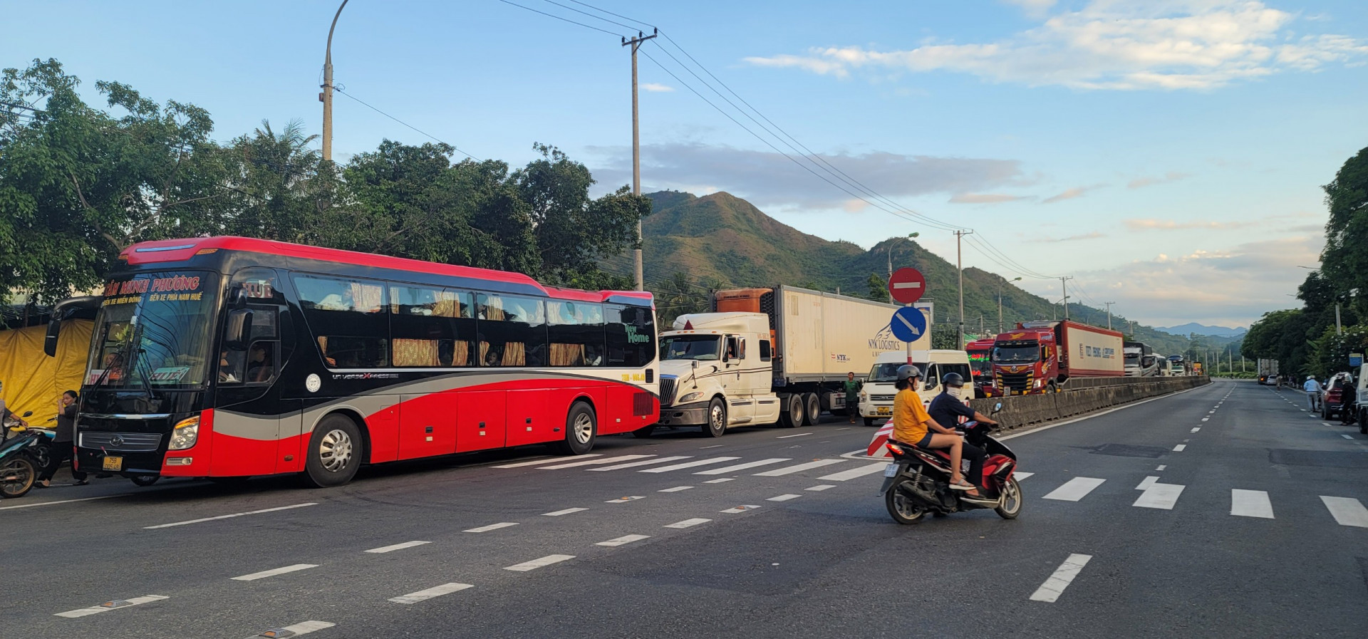 Các phương tiện lưu thông chậm sau vụ tai nạn.