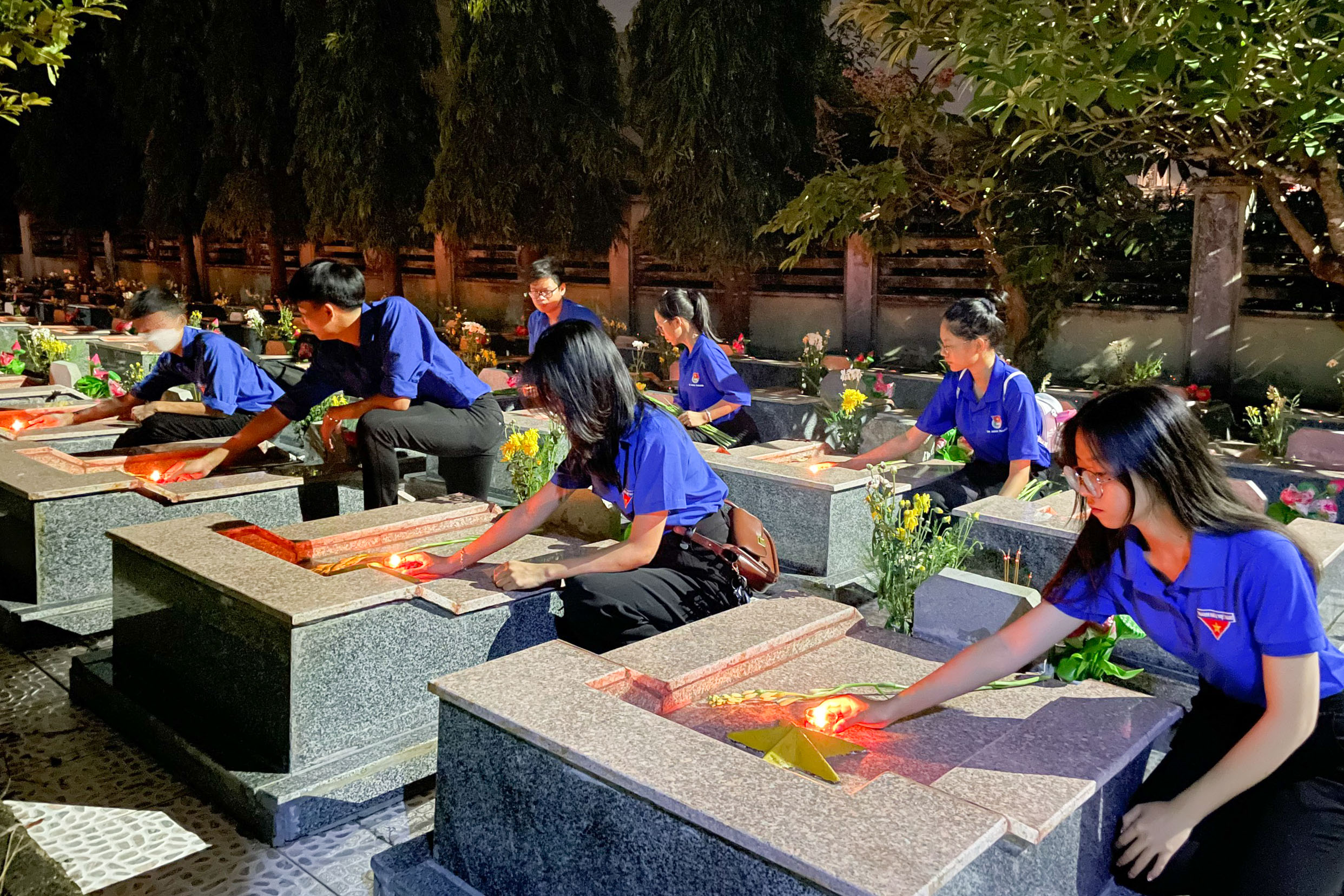 Thành đoàn Nha Trang:: Tổ chức lễ thắp nến tri ân các anh hùng liệt sĩ tại nghĩa trang liệt sĩ Hòn Dung