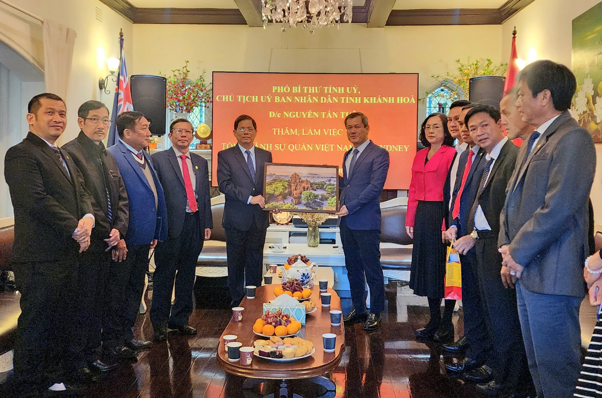 Chủ tịch UBND tỉnh Nguyễn Tấn Tuân tặng Tổng Lãnh sự Việt Nam tại bang News South Wales, Queensland và Nam Australia bức ảnh lưu niệm của tỉnh.