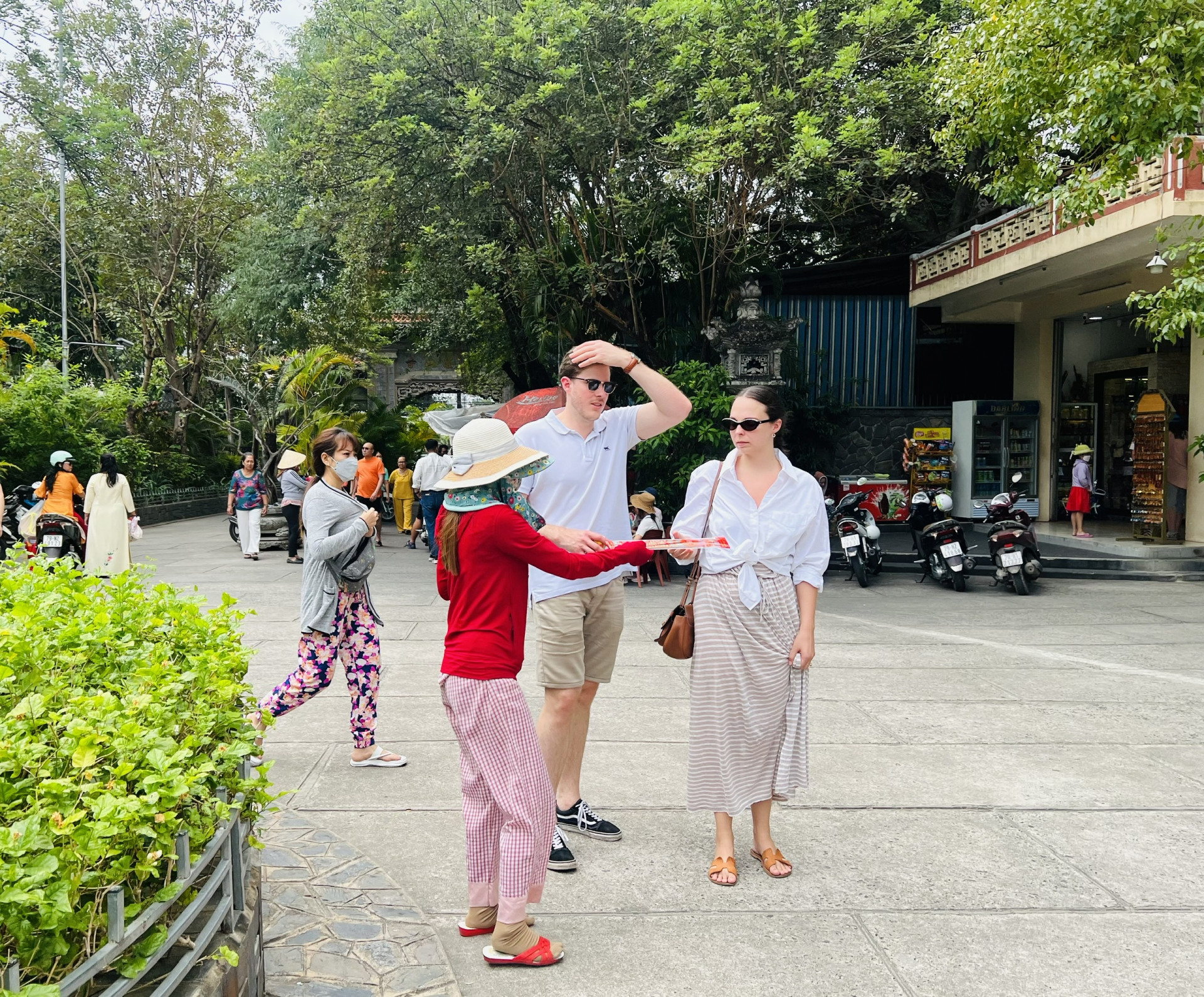 Người bán hàng rong đeo bám du khách tại chùa Long Sơn