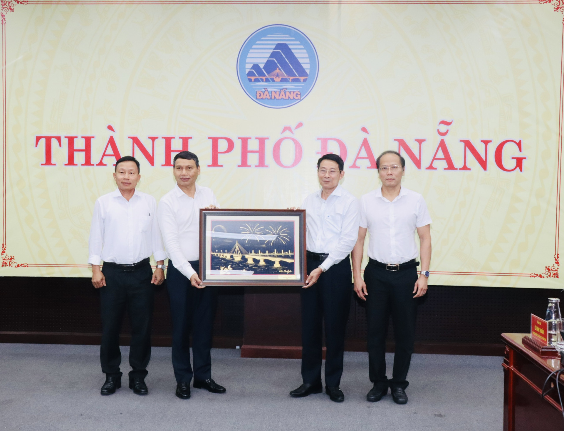 Phó Chủ tịch Thường trực UBND thành phố Đà Nẵng tặng quà cho lãnh đạo tỉnh Khánh Hòa