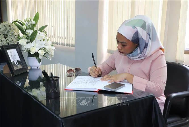 Bà Nur Amirah Mohamad, Đại diện Tổng Lãnh sự quán Malaysia tại Hong Kong và Ma Cao (Trung Quốc) ghi sổ tang Tổng Bí thư Nguyễn Phú Trọng.