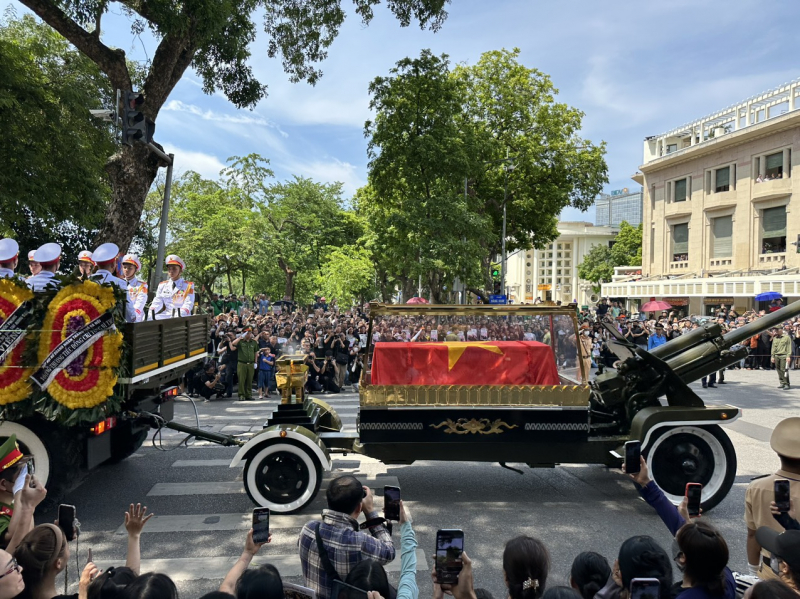 Đại xa chở linh cữu Tổng Bí thư trên đường Hàng Khay.

