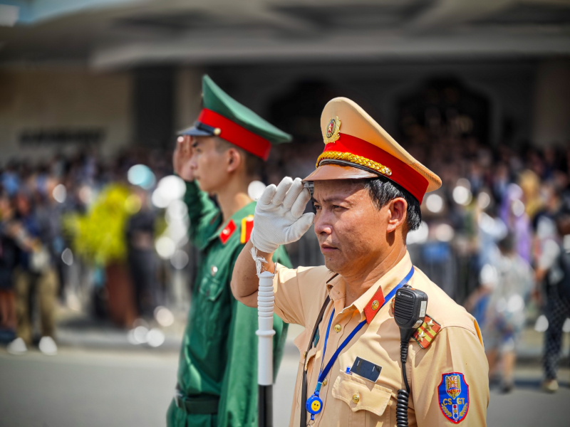 Cán bộ CSGT làm nhiệm vụ trên đường, nén đau thương chào tiễn biệt đồng chí Tổng Bí thư.

