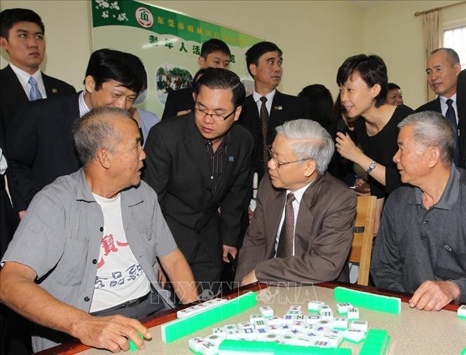 Tổng Bí thư Nguyễn Phú Trọng thăm Khu dân cư Bạch Mã ở Khu Nam Thành, thành phố Đông Quân, tỉnh Quảng Đông, trong chuyến thăm chính thức Trung Quốc, sáng 14/10/2011.