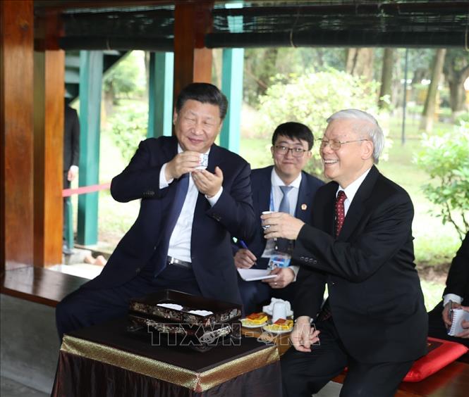 Tổng Bí thư Nguyễn Phú Trọng thân mật mời Tổng Bí thư, Chủ tịch Trung Quốc Tập Cận Bình thưởng trà tại Nhà sàn trong Khu di tích Chủ tịch Hồ Chí Minh (Hà Nội, 13/11/2017).