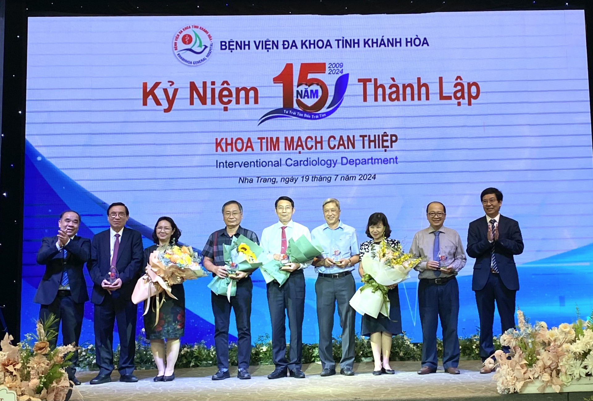 Lãnh  đạo  Bệnh viện Đa khoa tỉnh trao kỷ niệm chương kỷ niệm  cho  những  người  đã  có  nhiều  đóng  góp  trong  việc  xây  dựng  và  thành  lập  Khoa  Tim  mạch can thiệp 