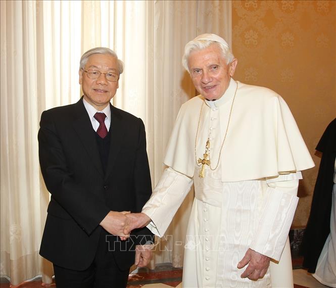 Giáo hoàng Benedict XVI đón Tổng Bí thư Nguyễn Phú Trọng thăm Tòa thánh Vatican, ngày 22/1/2013.