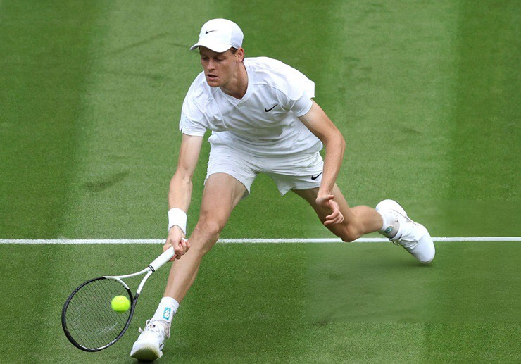 Chú gửi bài Tenis mới 
Ảnh trên:Sinner gặp đôi chút khó khăn để lọt vào vòng 2 Wimbledon