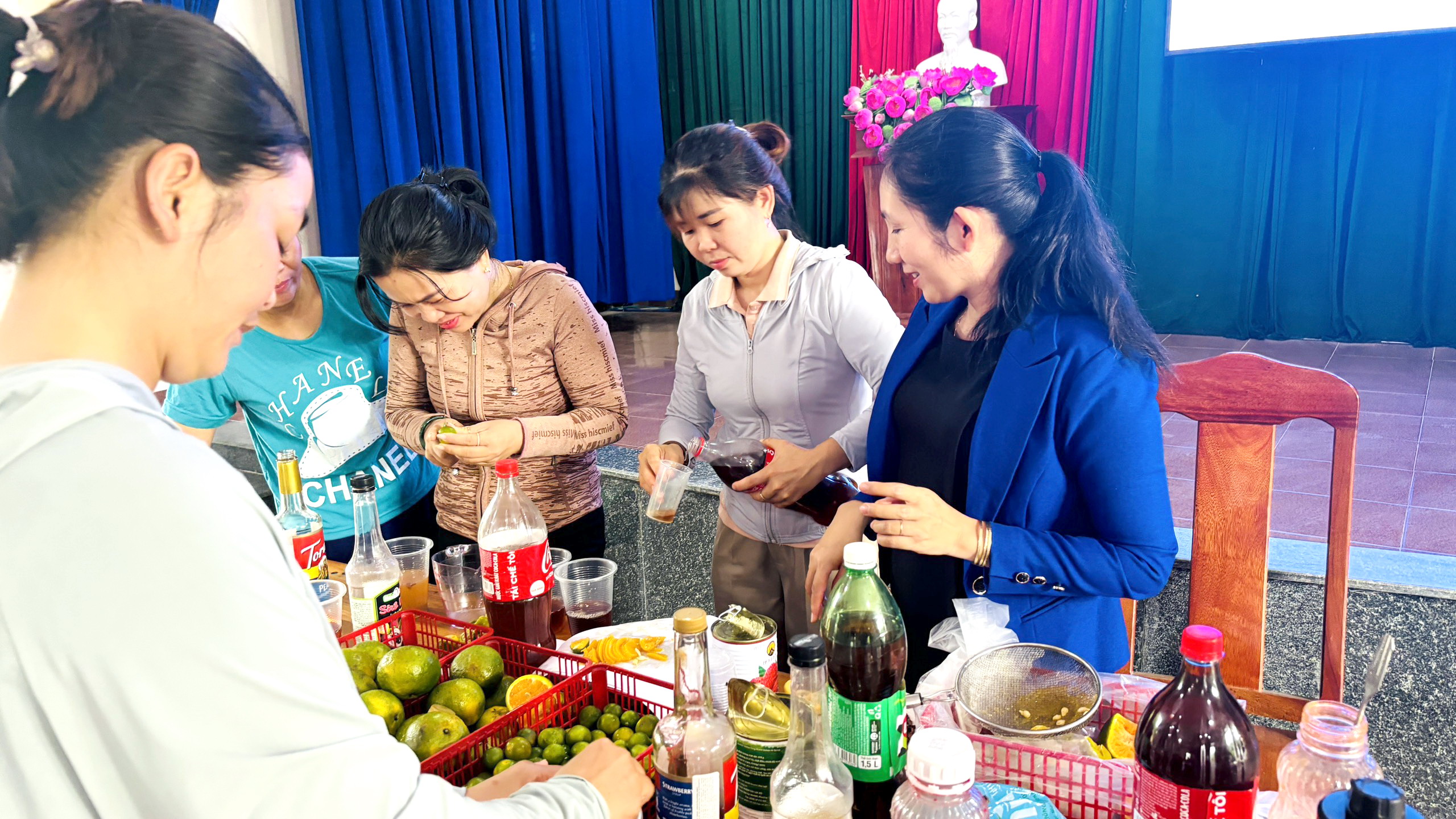 Tổ chức các lớp truyền nghề cho phụ nữ ở Vạn Ninh