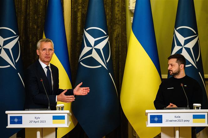 Tổng Thư ký NATO Jens Stoltenberg (trái) và Tổng thống Ukraine Volodymyr Zelensky trong cuộc họp báo tại Kiev ngày 20/4/2023. Ảnh: AFP/TTXVN

