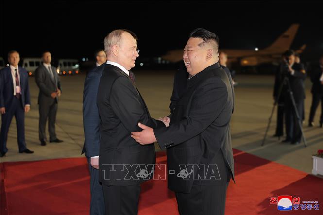 Nhà lãnh đạo Triều Tiên Kim Jong-un (phải) và Tổng thống Nga Vladimir Putin tại lễ đón ở Bình Nhưỡng ngày 19/6/2024. Ảnh: Yonhap/TTXVN

