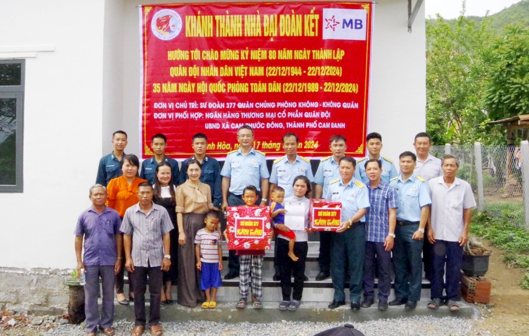 Sư đoàn Phòng không 377 bàn giao “Nhà đại đoàn kết” cho hộ nghèo tại xã Cam Phước Đông