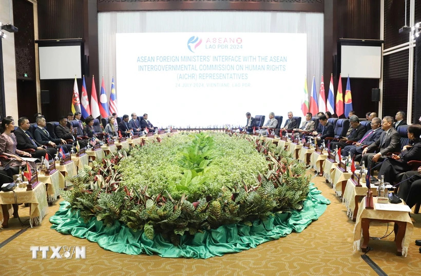 Quang cảnh cuộc gặp giữa các Bộ trưởng Ngoại giao ASEAN với Ủy ban Liên Chính phủ ASEAN về nhân quyền (AICHR). (Ảnh: Xuân Tú/TTXVN)
