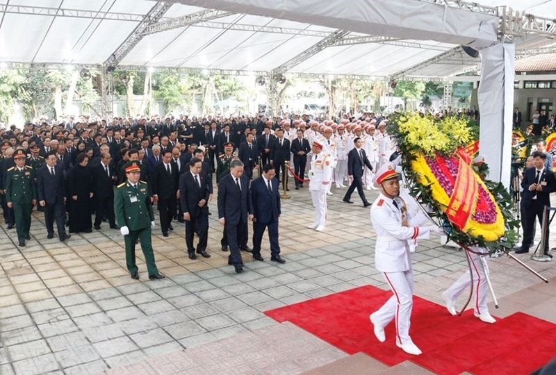 Đoàn Ban Chấp hành Trung ương Đảng Cộng sản Việt Nam do đồng chí Tô Lâm, Uỷ viên Bộ Chính trị, Chủ tịch nước Cộng hoà Xã hội chủ nghĩa Việt Nam làm Trưởng đoàn vào viếng đồng chí Tổng Bí thư Nguyễn Phú Trọng (Ảnh: Thế Dương) 
