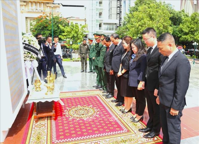 Các đại biểu thắp hương tưởng niệm các anh hùng liệt sỹ tại Tượng đài Hữu nghị Việt Nam - Campuchia ở Thủ đô Phnom Penh. Ảnh: Hoàng Minh/TTXVN

