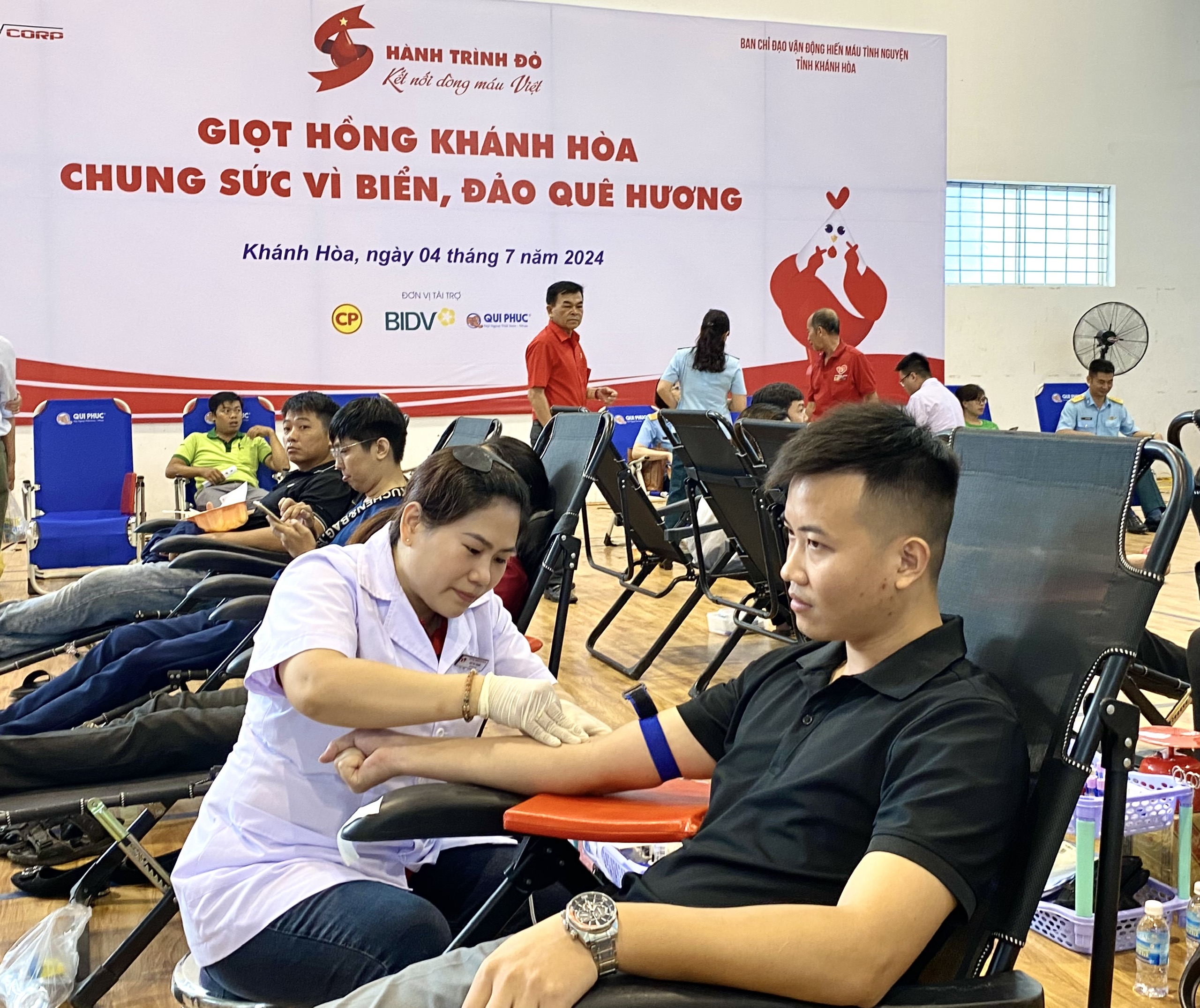 Gần 800 người tham gia hiến máu tình nguyện