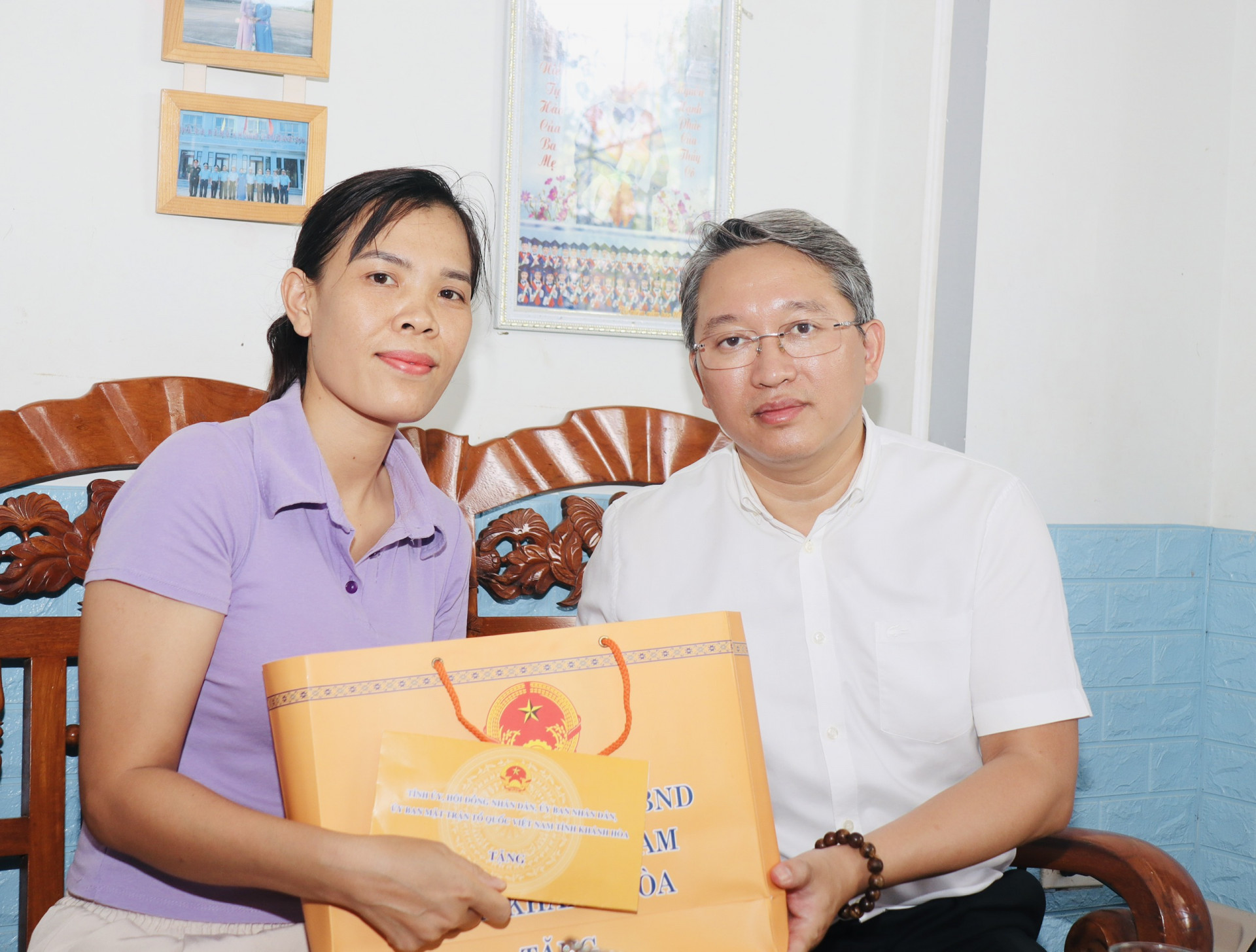 Bí thư Tỉnh ủy Nguyễn Hải Ninh tặng quà cho chị Trần Thị Thủy (con gái anh hùng, liệt sĩ Trần Văn Phương - hy sinh ở Trường Sa năm 1988)