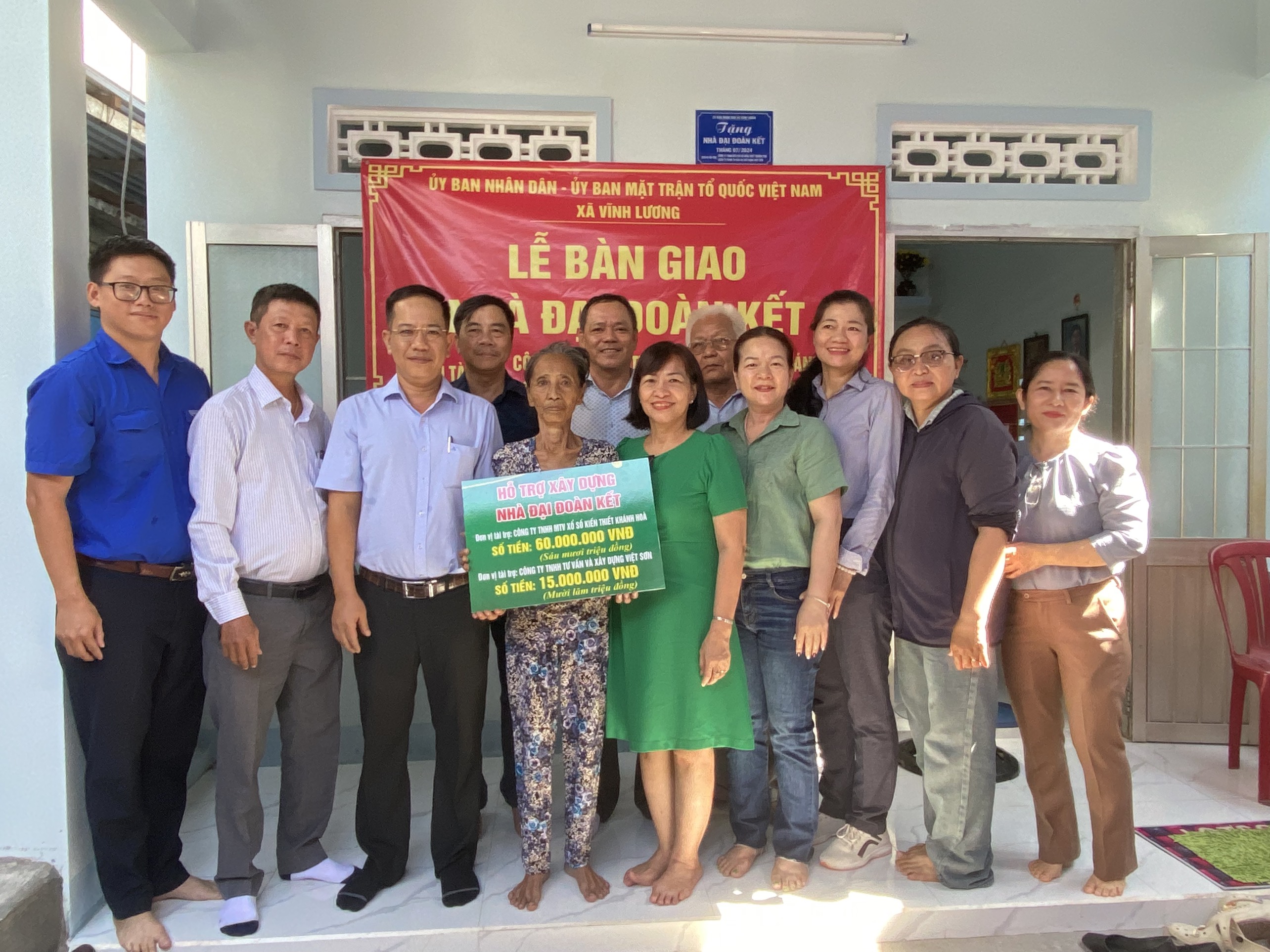 Bàn giao nhà đại đoàn kết cho gia đình có hoàn cảnh đặc biệt khó khăn trên địa bàn xã Vĩnh Lương