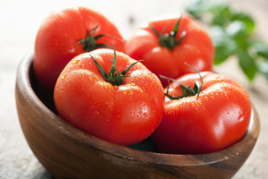 Lợi ích của việc đắp cà chua lên mặt