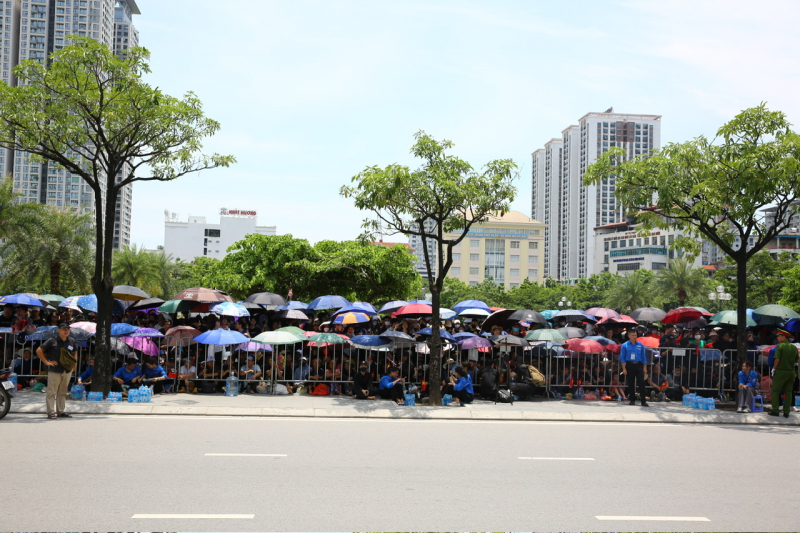 Đông đảo người dân chờ tiễn biệt Tổng Bí thư Nguyễn Phú Trọng tại khu vực Nghĩa trang Mai Dịch.

