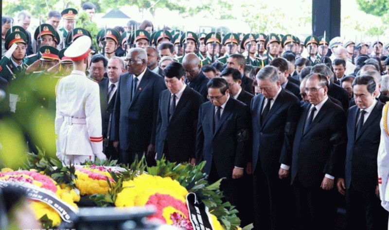 Các đồng chí lãnh đạo, nguyên lãnh đạo Đảng, Nhà nước, đại biểu trong nước và quốc tế mặc niệm Tổng Bí thư Nguyễn Phú Trọng. (Ảnh: TTXVN)

