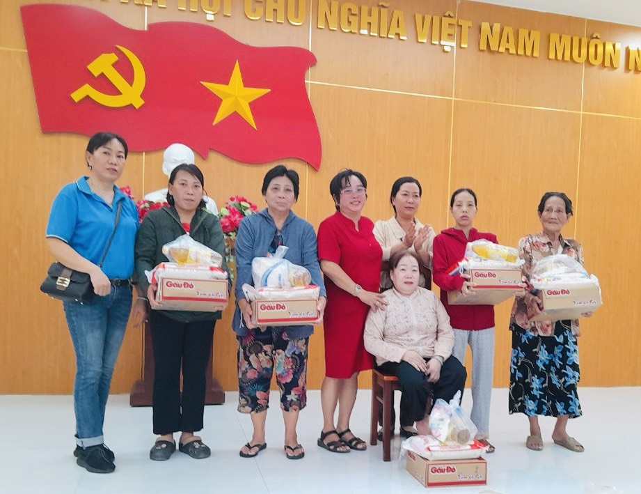 Hội Liên hiệp Phụ nữ phường Vĩnh Nguyên:: Trao quà cho phụ nữ và học sinh khó khăn xã Vĩnh Thạnh