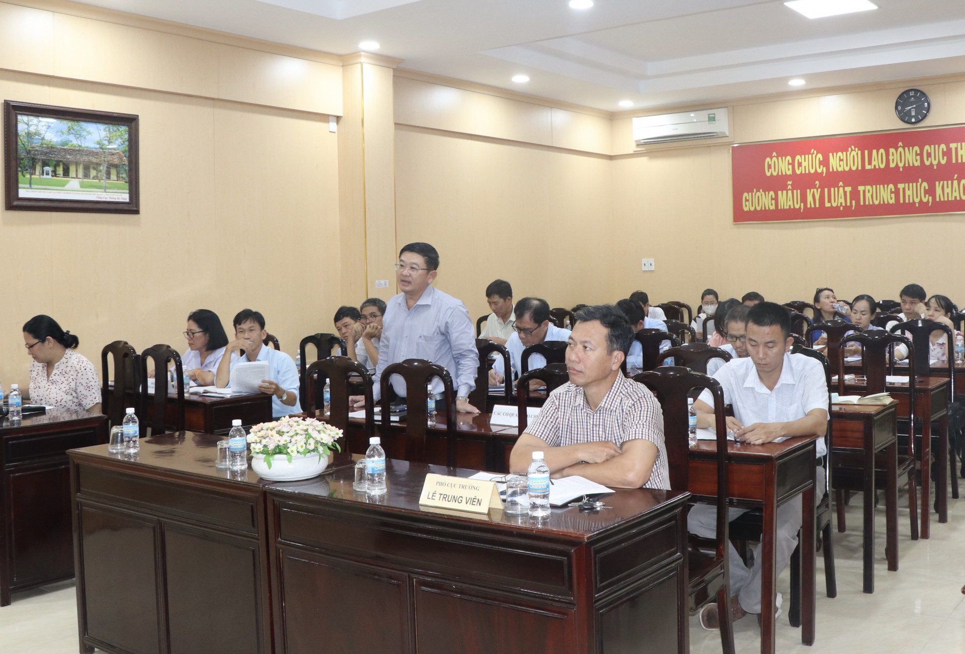 Khanh Hoa Newspaper’s leader posing questions at the press conference

