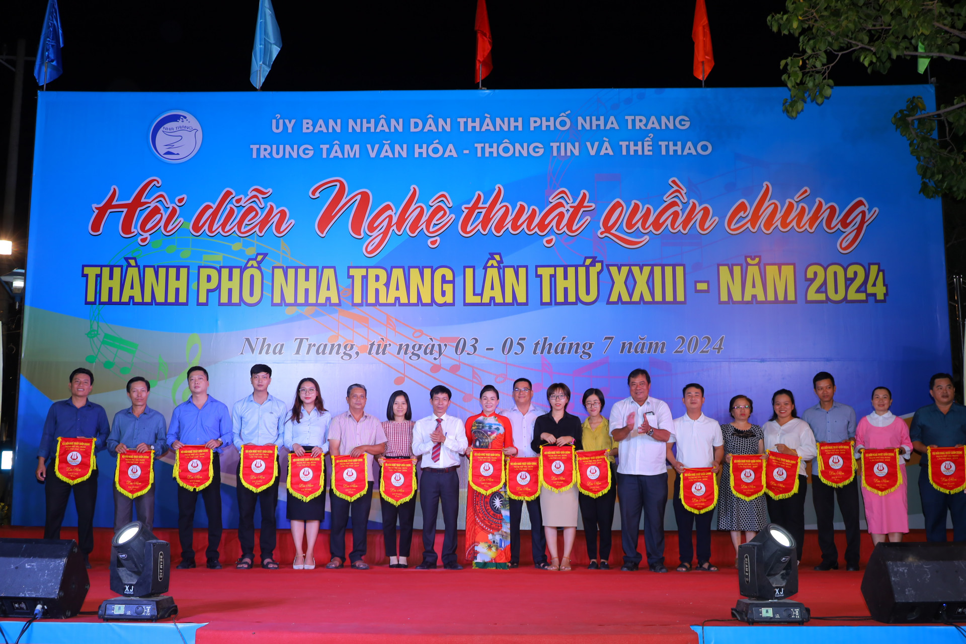 Nha Trang City’s leaders presenting souvenir flags to the representatives of teams

