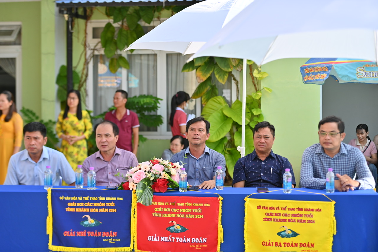 The representatives attending the opening ceremony

