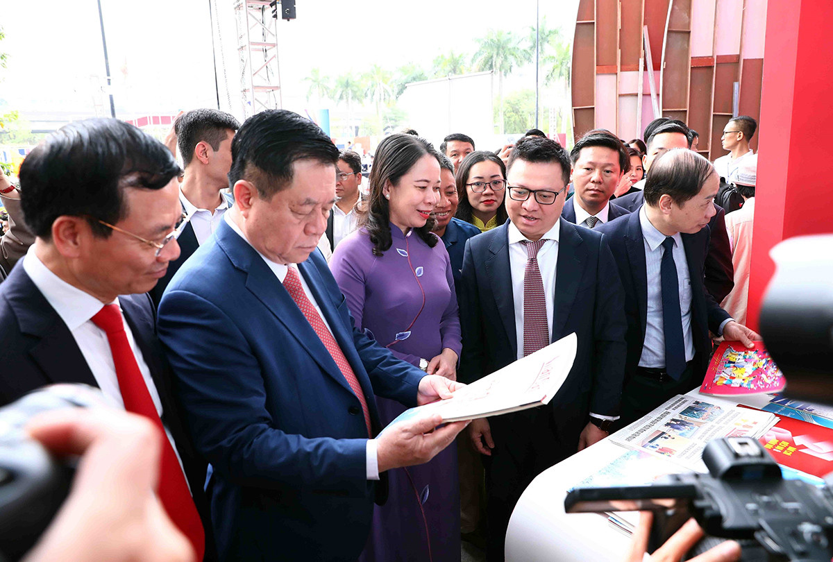 Bí thư Trung ương Đảng, Trưởng Ban Tuyên giáo Trung ương Nguyễn Trọng Nghĩa cùng các đại biểu tham quan gian trưng bày của Báo Nhân dân tại Hội Báo toàn quốc năm 2023_Ảnh: TTXVN

