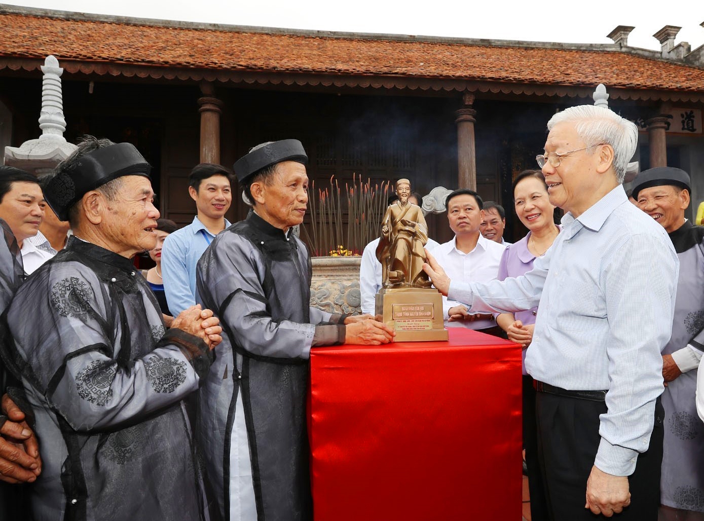 Nhân dân xã Lý Học, huyện Vĩnh Bảo, thành phố Hải Phòng tặng Tổng Bí thư Nguyễn Phú Trọng bức tượng Trình Quốc công Nguyễn Bỉnh Khiêm _Ảnh: TTXVN

