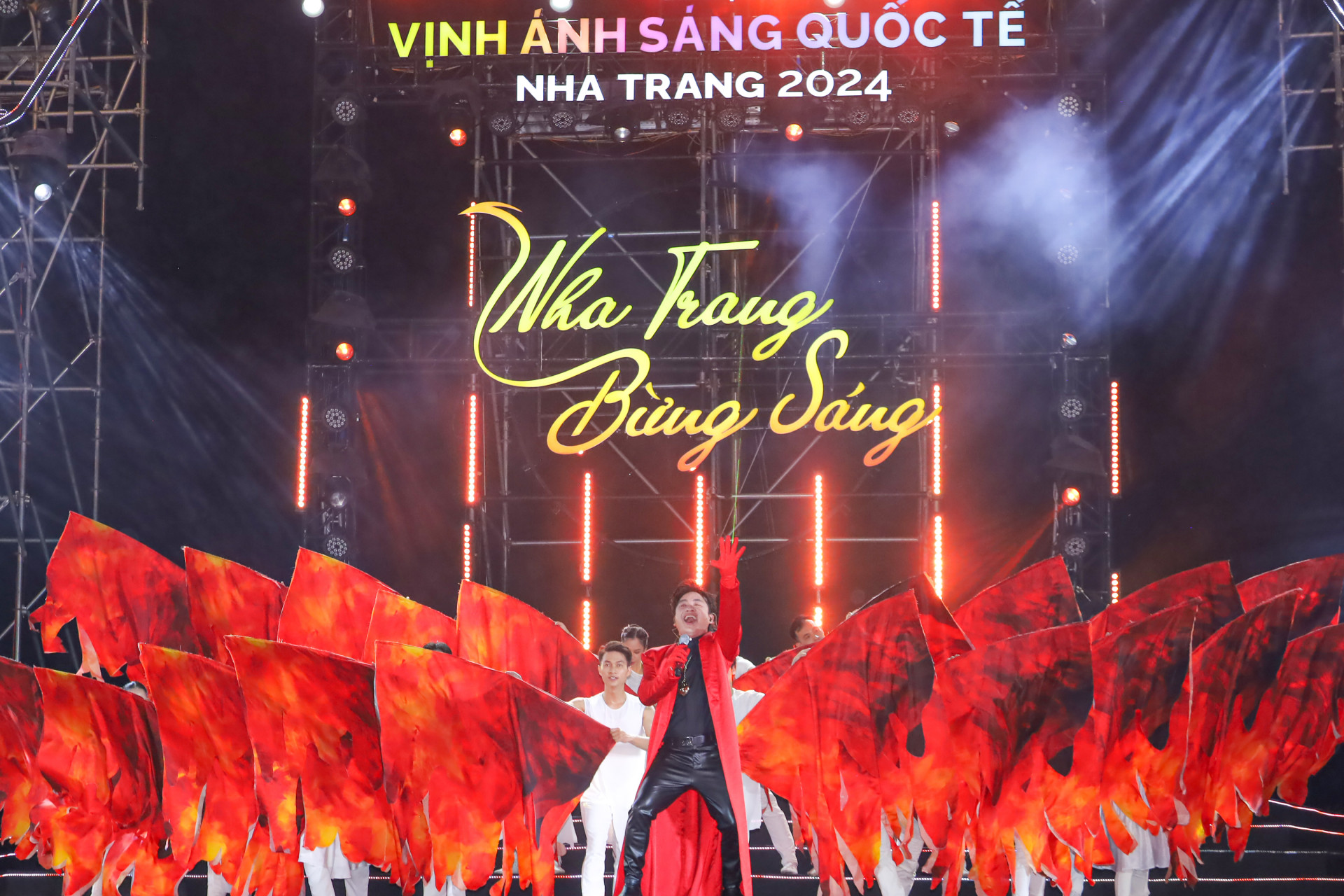 Tung Duong performing at Ever Glamour Nha Trang Festival 2024

