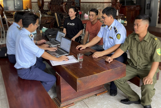 Cơ quan chức năng kiểm tra quán ăn ở Vạn Ninh bị tố “chặt chém”