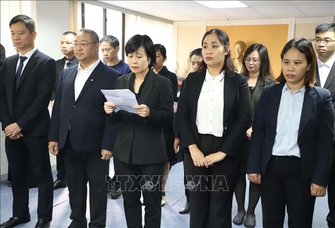 Cán bộ, nhân viên Tổng Lãnh sự quán Việt Nam tại Hong Kong và Ma Cao (Trung Quốc) cùng các cơ quan đại diện ngoại giao tại lễ viếng Tổng Bí thư Nguyễn Phú Trọng.