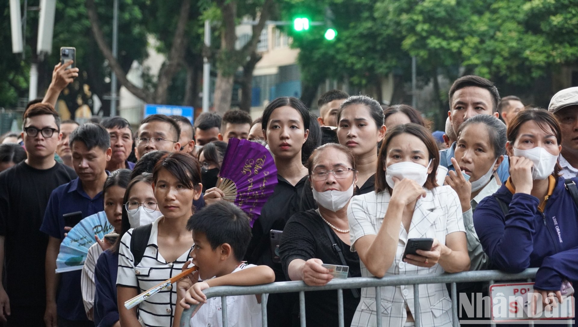 Người dân xếp hàng chờ vào viếng Tổng Bí thư Nguyễn Phú Trọng.

