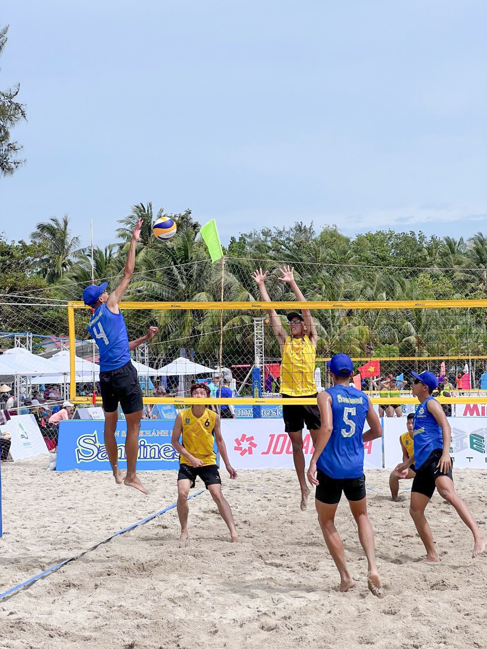 Male athletes of Sanvinest Khanh Hoa (blue uniform) playing at the tournament

