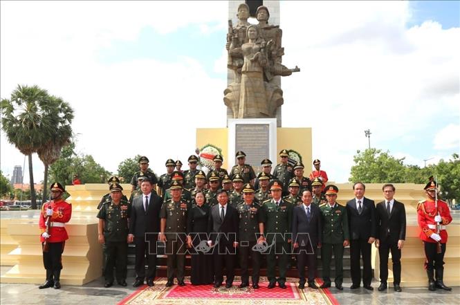 Lãnh đạo Đại sứ quán Việt Nam tại Campuchia cùng đoàn Bộ Quốc phòng Campuchia tham dự lễ dâng hương. Ảnh: Hoàng Minh/TTXVN

