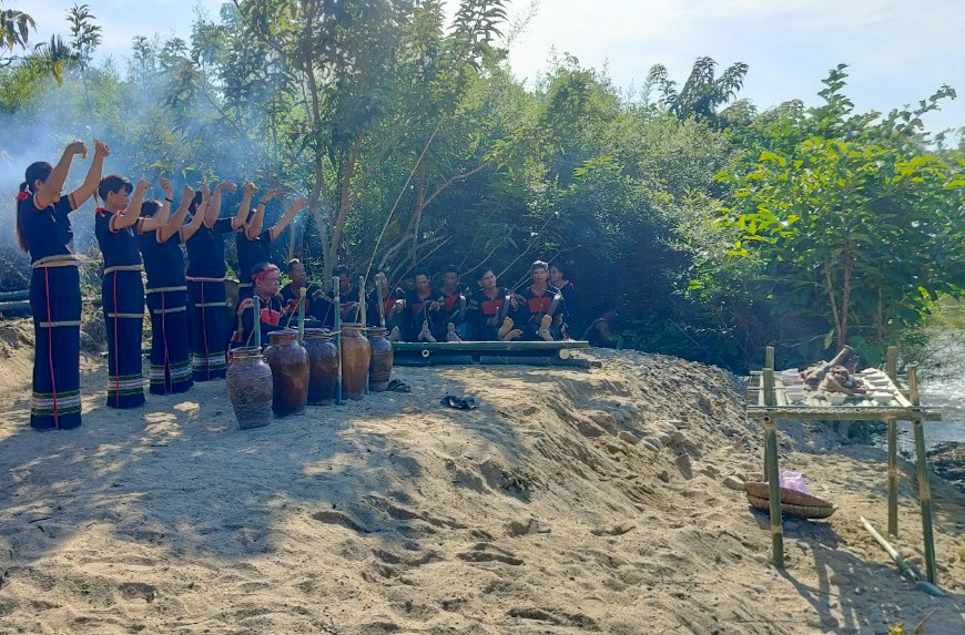 Ede people’s Water God worshiping ceremony 

