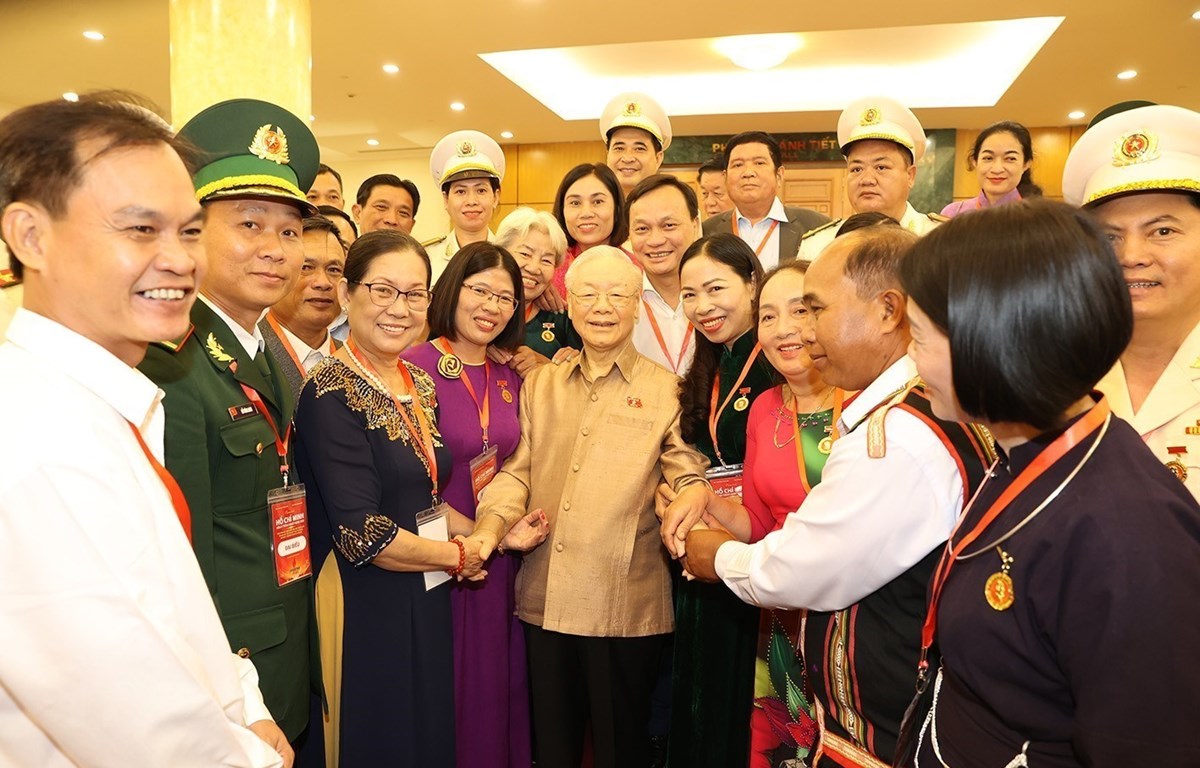 Tổng Bí thư Nguyễn Phú Trọng với các đại biểu điển hình tiêu biểu toàn quốc trong việc học tập và làm theo tư tưởng, đạo đức, phong cách Hồ Chí Minh năm 2023_ Ảnh: TTXVN

