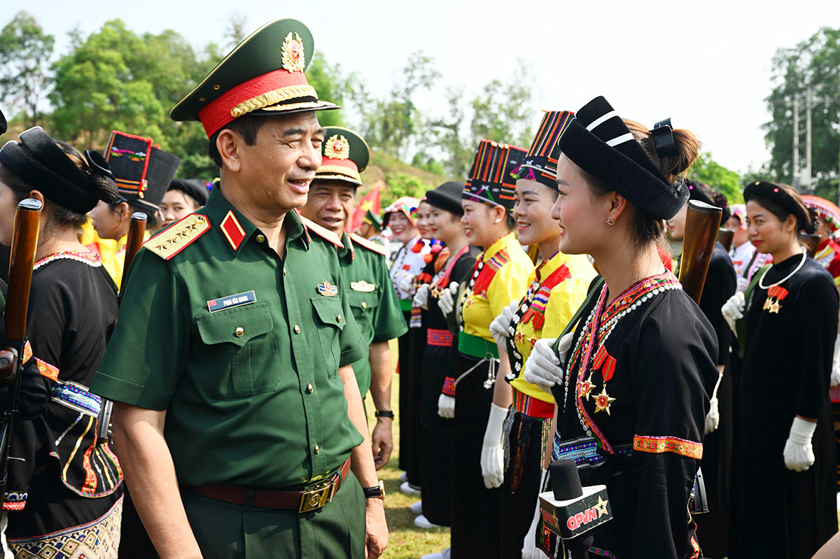 Đại tướng Phan Văn Giang, Ủy viên Bộ Chính trị, Bộ trưởng Bộ Quốc phòng trò chuyện, động viên các nữ cán bộ, chiến sĩ, dân quân tham gia diễu binh, diễu hành tại Lễ kỷ niệm 70 năm chiến thắng Điện Biên Phủ_Nguồn: tienphong.vn

