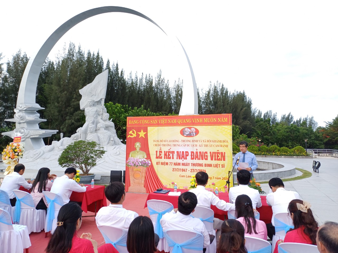 Quang cảnh tại lễ kết nạp đảng viên ở Khu tưởng niệm chiến sĩ Gạc Ma.