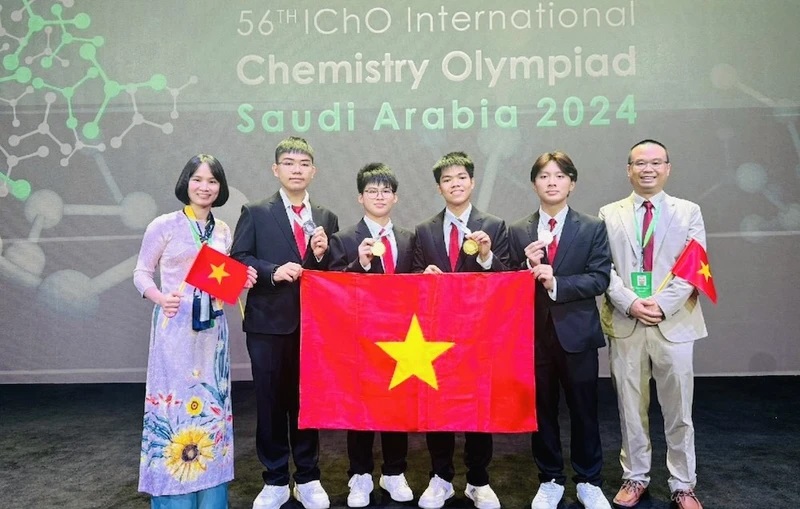 Đội tuyển quốc gia Việt Nam tham dự ICHO năm 2024: (Từ trái sang phải ảnh) PGS.TS Nguyễn Thị Thu Hà (Trưởng đoàn), Đỗ Phú Quốc, Giáp Vũ Sơn Hà, Nguyễn Hữu Tiến Hưng, Trần Đăng Khôi, TS Phạm Văn Phong (Phó đoàn)