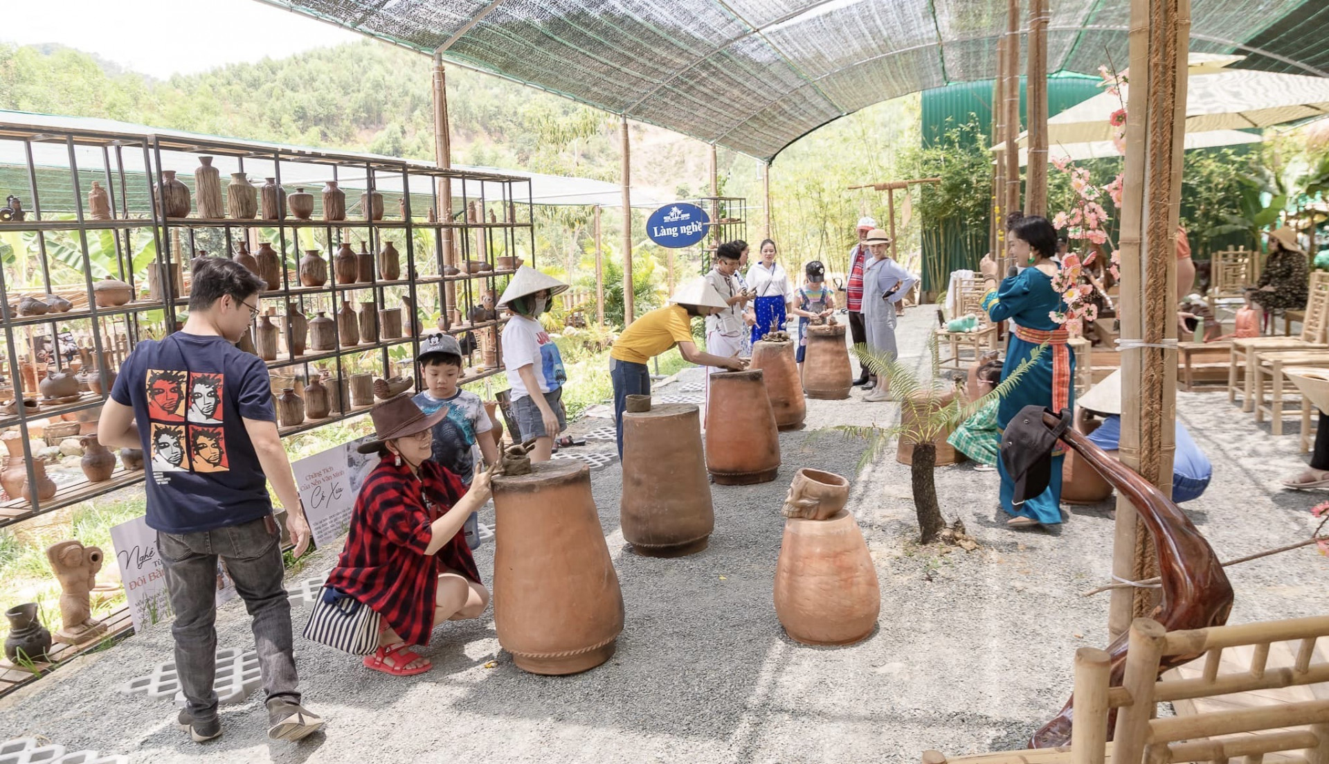 Du khách tham quan khu du lịch cộng đồng huyện Khánh Vĩnh.