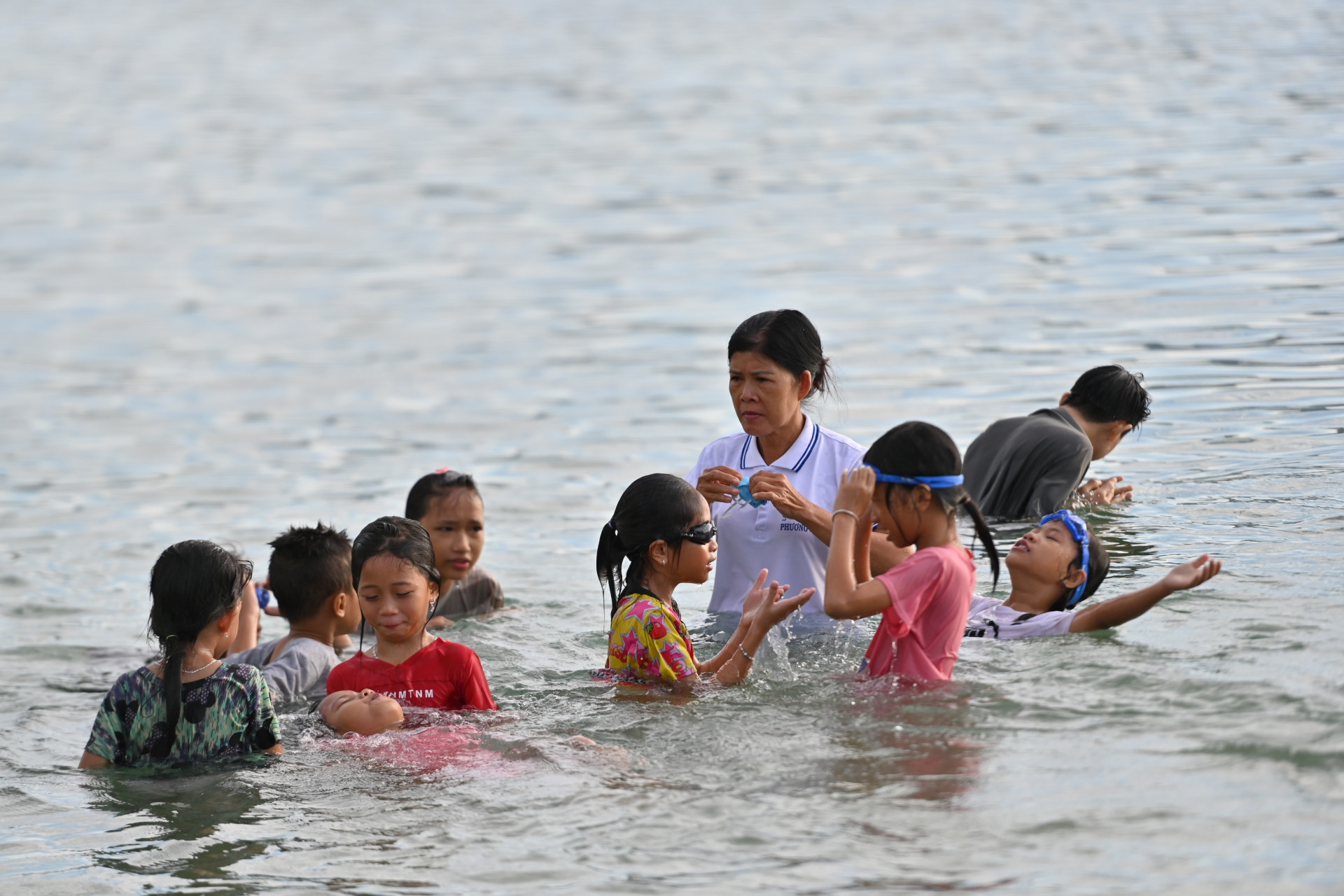 Nguyen Thi Duc always accompanies her pupils during swimming lessons

