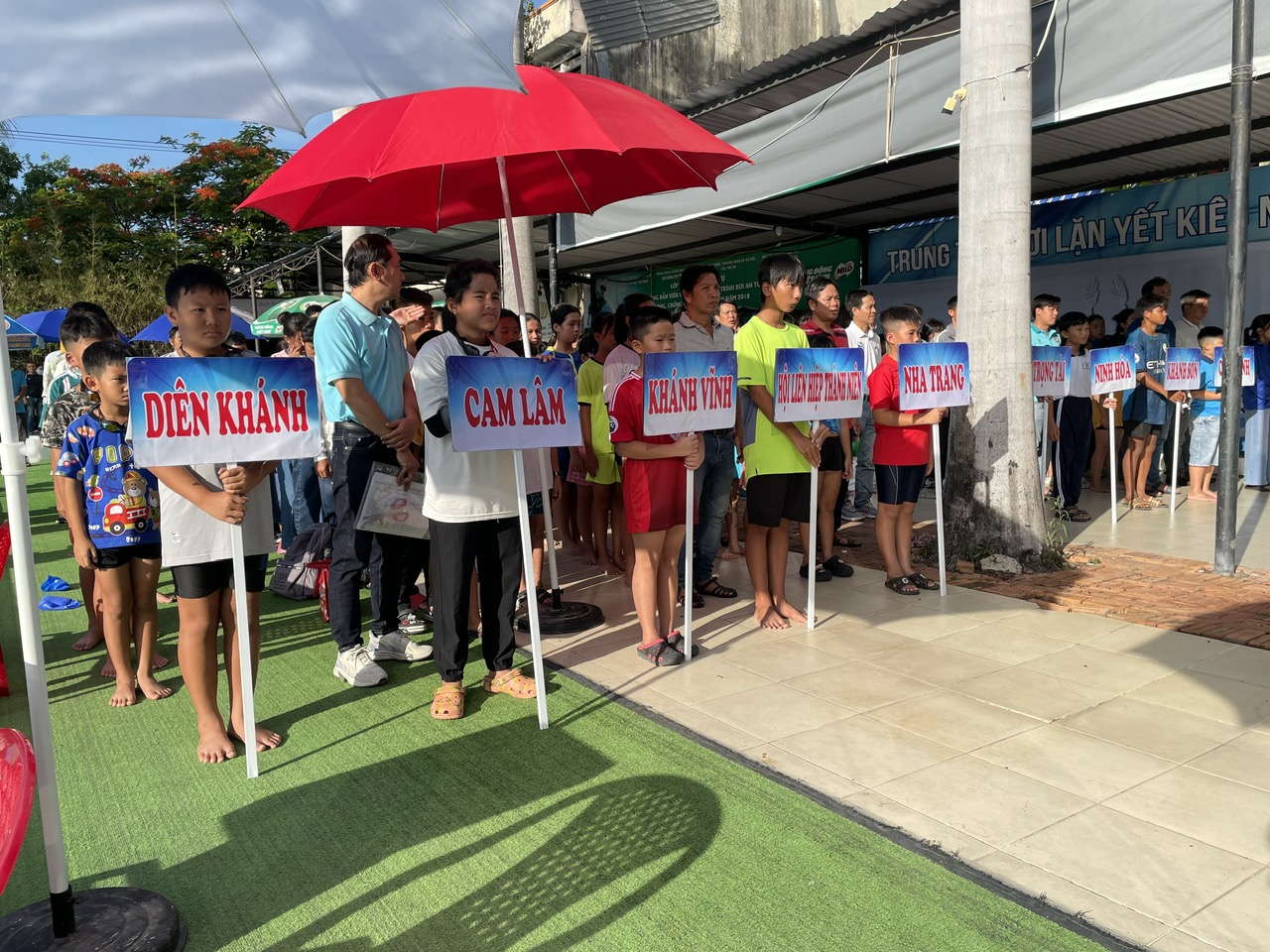 The participating teams at Khanh Hoa’s swimming tournament for age groups 2024

