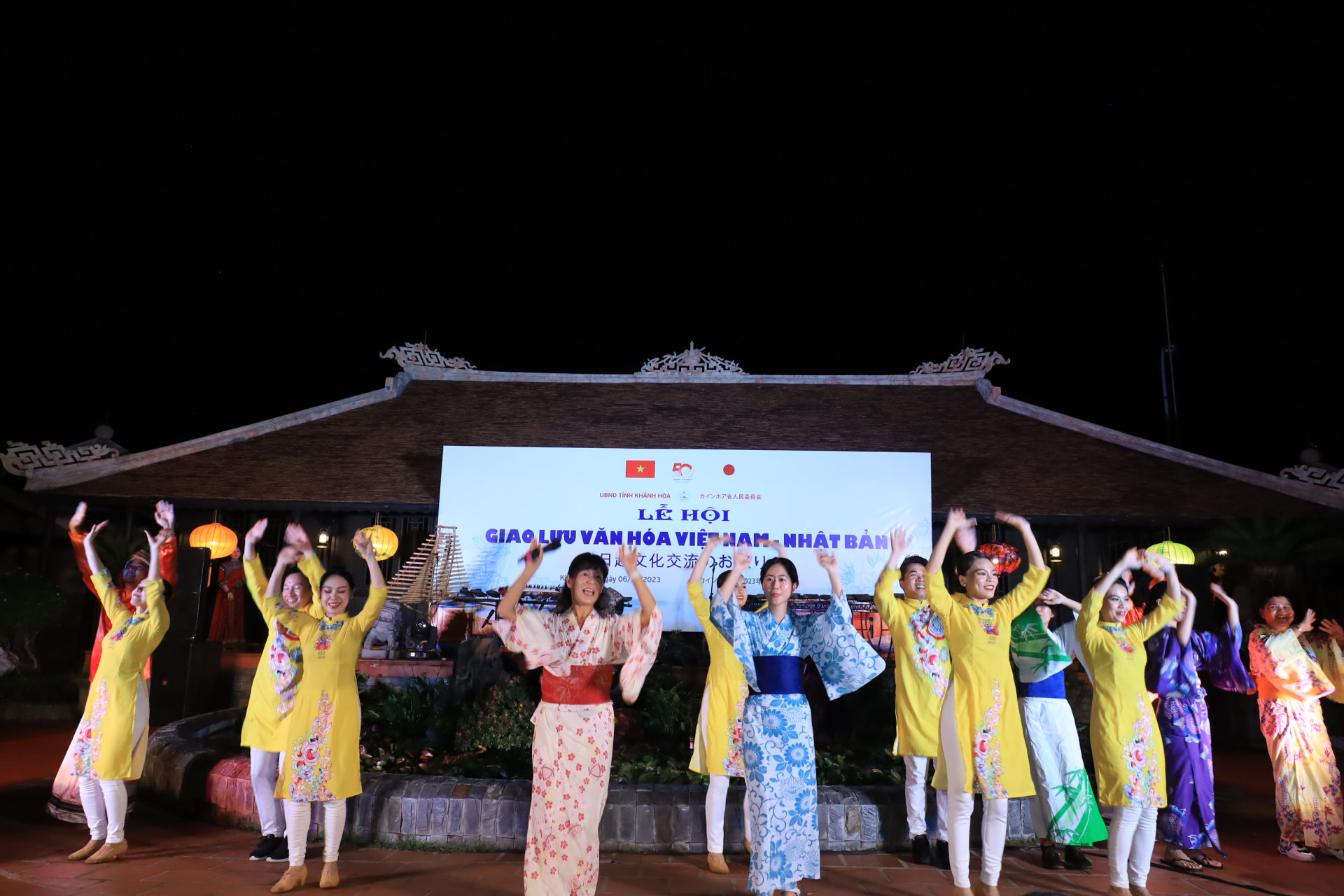 Music performance performed in the Vietnam - Japan cultural exchange festival held at Hon Chong tourist attraction

