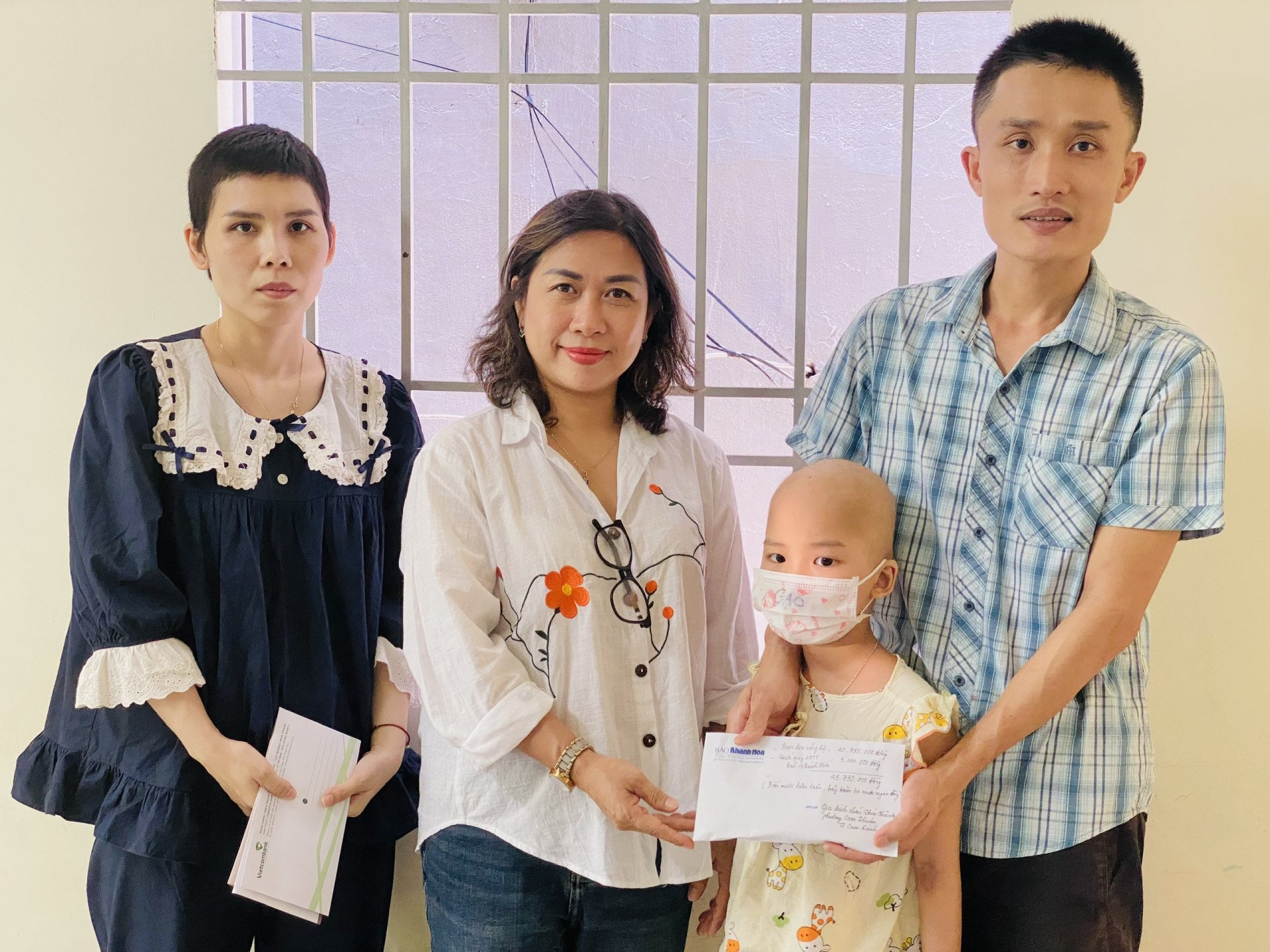 The representative of Khanh Hoa Newspaper giving the donation to the family 

